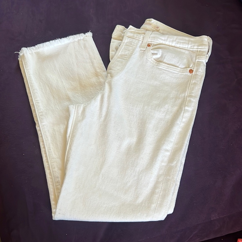 Like new Levi’s Wedgie Straight jeans size 28 in white
